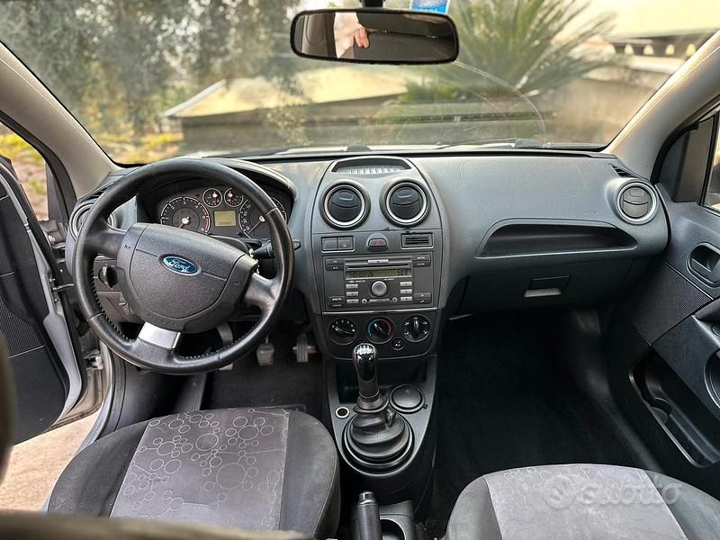 Usata Ford Fiesta 2007 Grigio Utilitaria