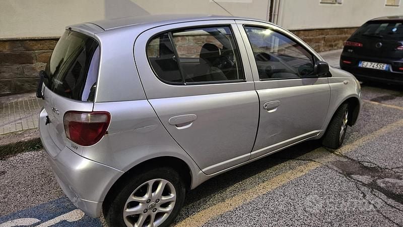 Occasion Toyota Yaris Luna 86 ch (63 kW) 2001 Gris Berline