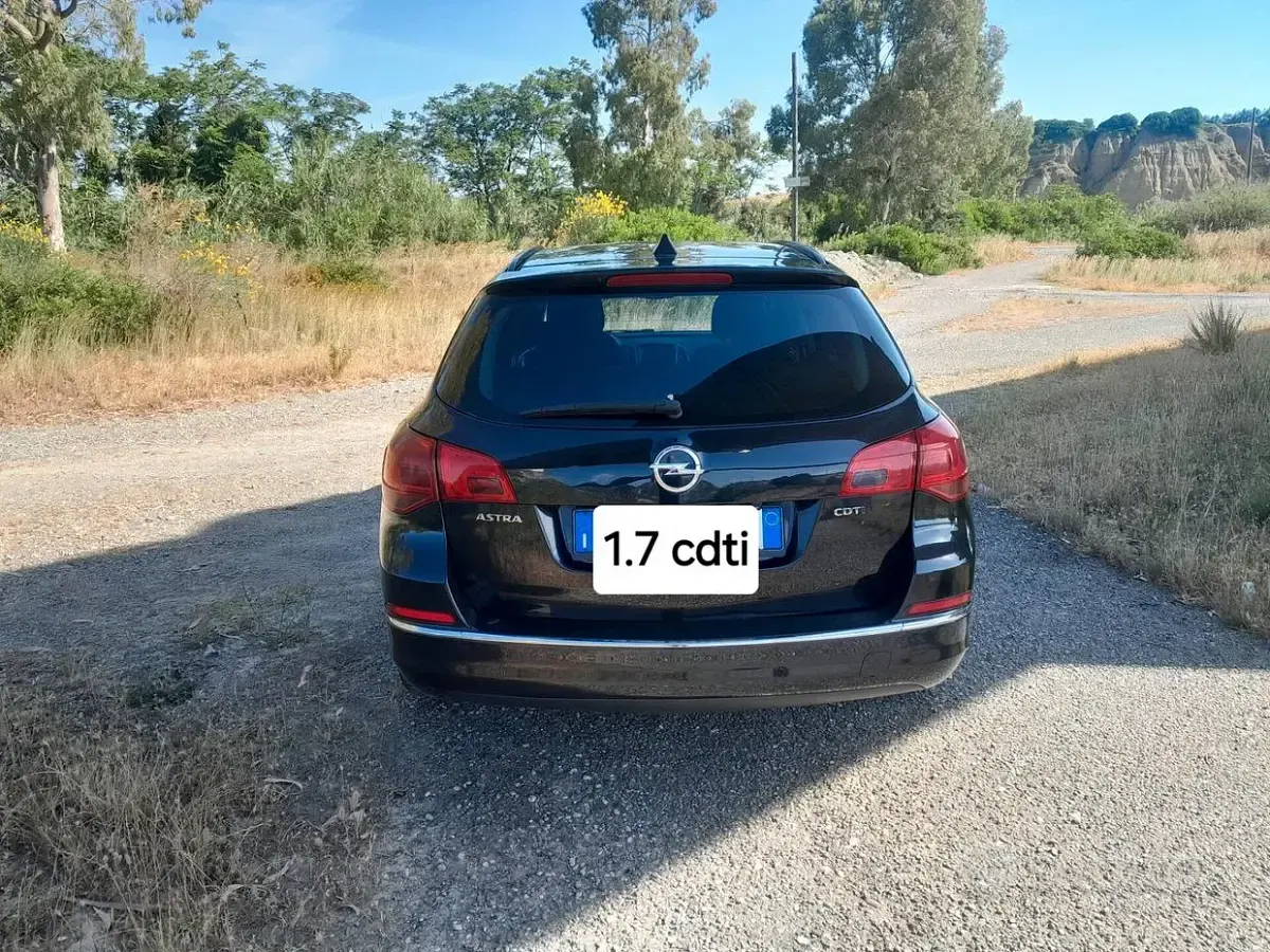 Usata Opel Astra Cosmo 110 CV (80 kW) 2013 Nero Station wagon