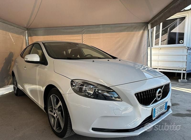 Usata Volvo V40 R-Design Momentum 119 CV (87 kW) 2017 Bianco Berlina
