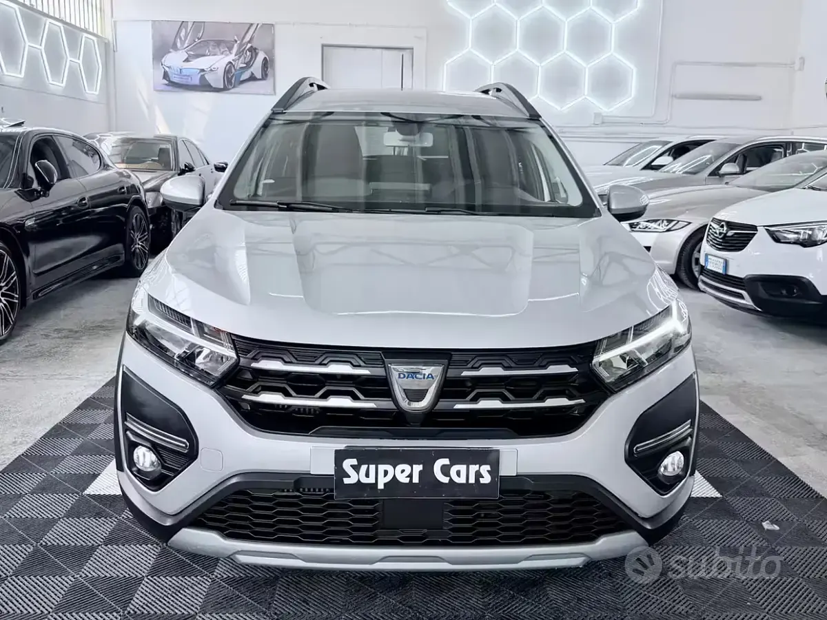 Usata Dacia Jogger Comfort 101 CV (74 kW) 2023 Grigio Monovolume