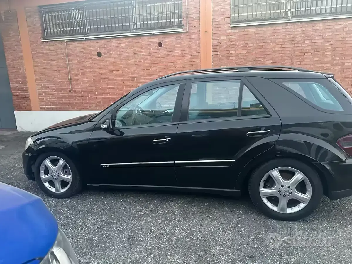 Usata Mercedes ML320 224 CV (164 kW) 2007 Nero SUV