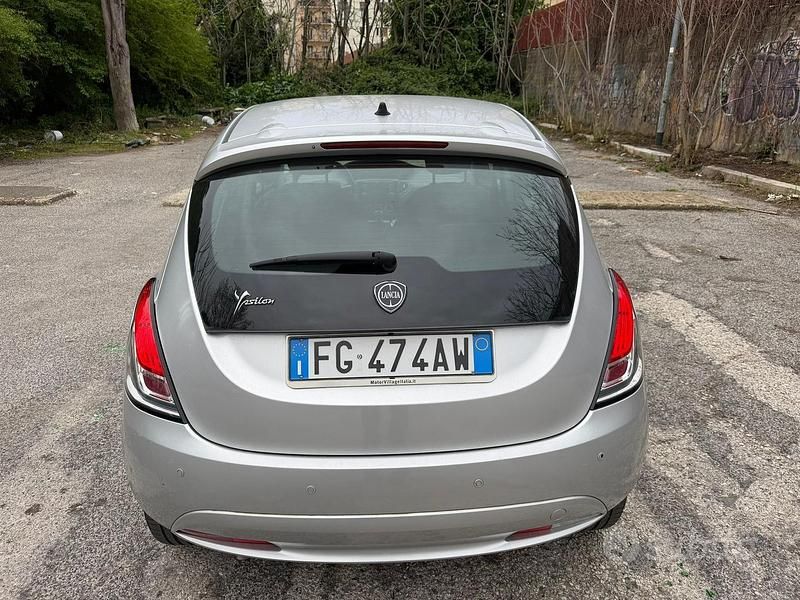 Usata Lancia Ypsilon 69 CV (50 kW) 2016 Grigio Utilitaria