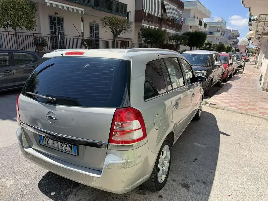 Usata Opel Zafira Cosmo 94 CV (69 kW) 2007 Bronzo Monovolume