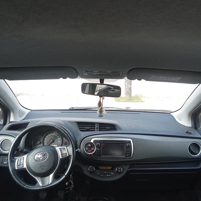 Usata Toyota Yaris Lounge 99 CV (72 kW) 2014 Nero Utilitaria