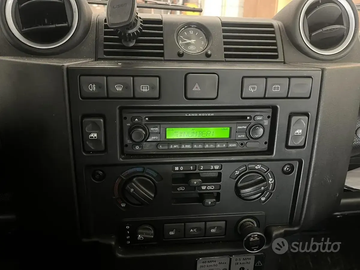 Usata Land Rover Defender SE 122 CV (89 kW) 2009 Nero Station wagon