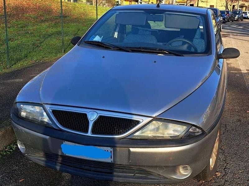 Usata Lancia Ypsilon 54 CV (39 kW) 1999 Argento Utilitaria