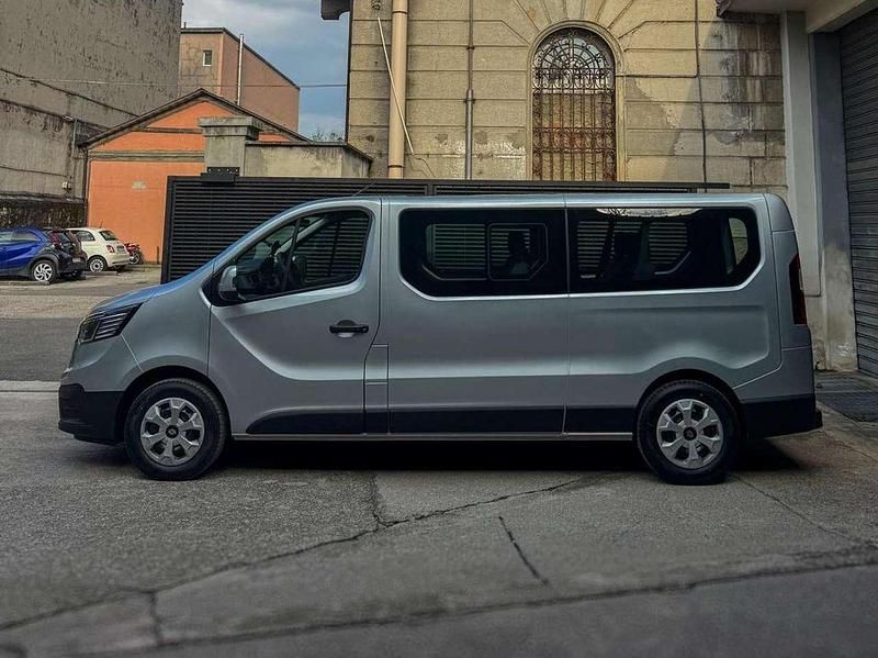 Usata Renault Trafic 150 CV (110 kW) 2025 Argento Monovolume