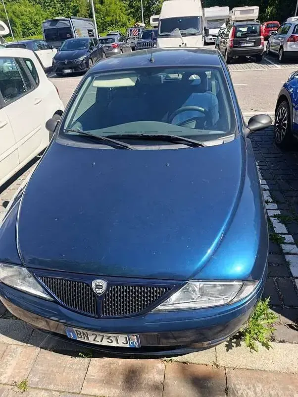 Usata Lancia 2000 60 CV (44 kW) 2001 Blu/azzurro Berlina