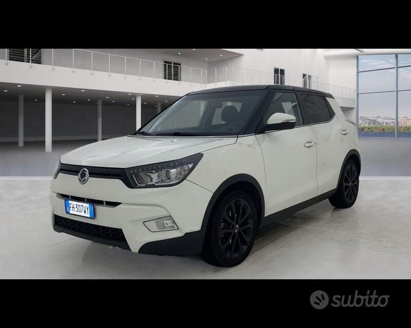 Bianco metallizzato Usata 2017 Ssangyong (KGM) Tivoli SUV | 10.900 € - Immagine 1/4