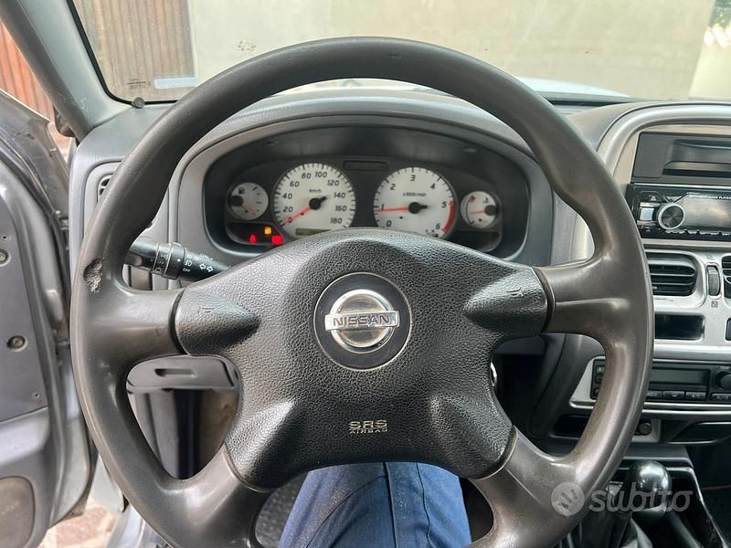 Usata Nissan Navara 80 CV (58 kW) 2002 Grigio Pick-up