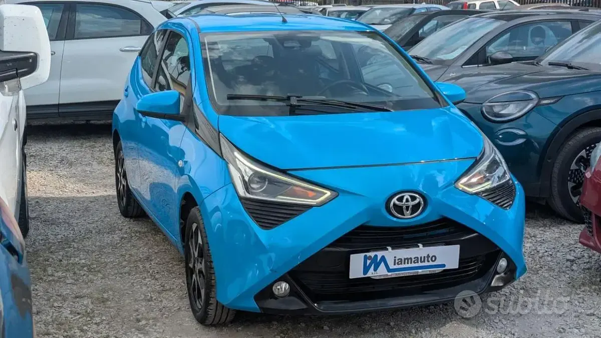 Usata Toyota Aygo 72 CV (52 kW) 2019 Celeste Utilitaria