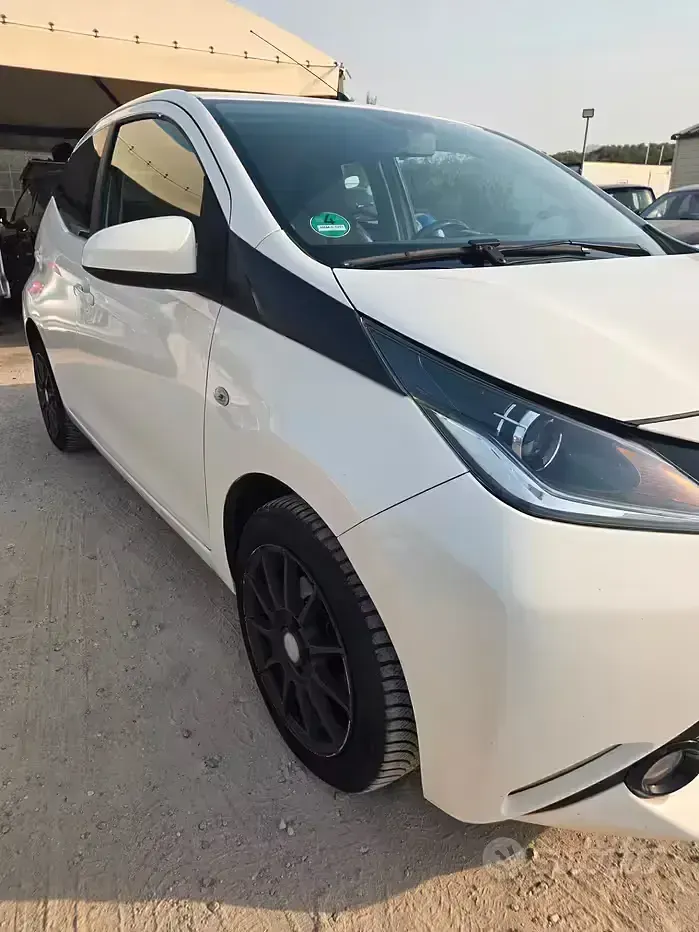 Usata Toyota Aygo X-clusiv 69 CV (50 kW) 2015 Bianco Utilitaria