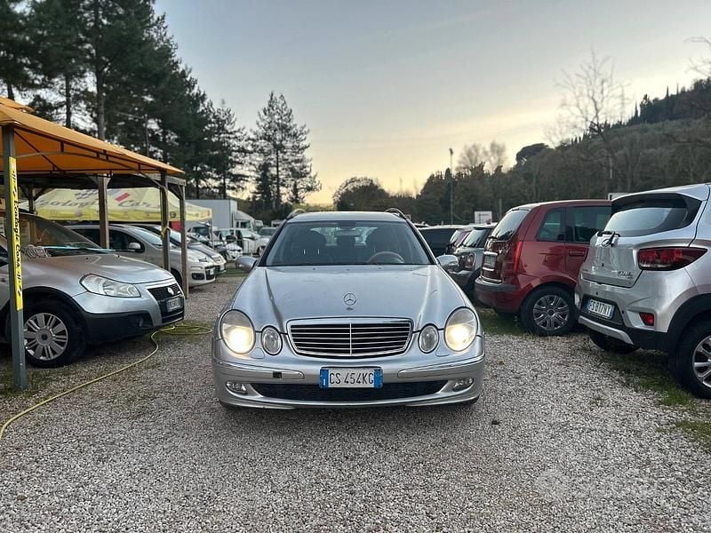 Usata Mercedes E280 Avantgarde 177 CV (130 kW) 2005 Gray Berlina