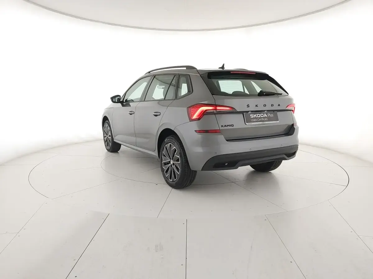 Usata Skoda Kamiq 110 CV (80 kW) 2023 Grigio graphite metallizzato SUV