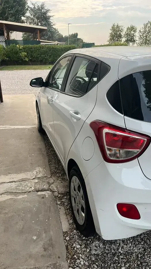 Usata Hyundai i10 66 CV (48 kW) 2016 Bianco Utilitaria