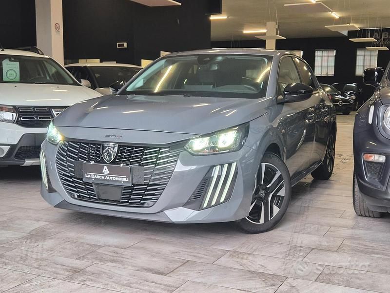 Usata Peugeot 208 Allure 101 CV (74 kW) 2024 Grigio Utilitaria