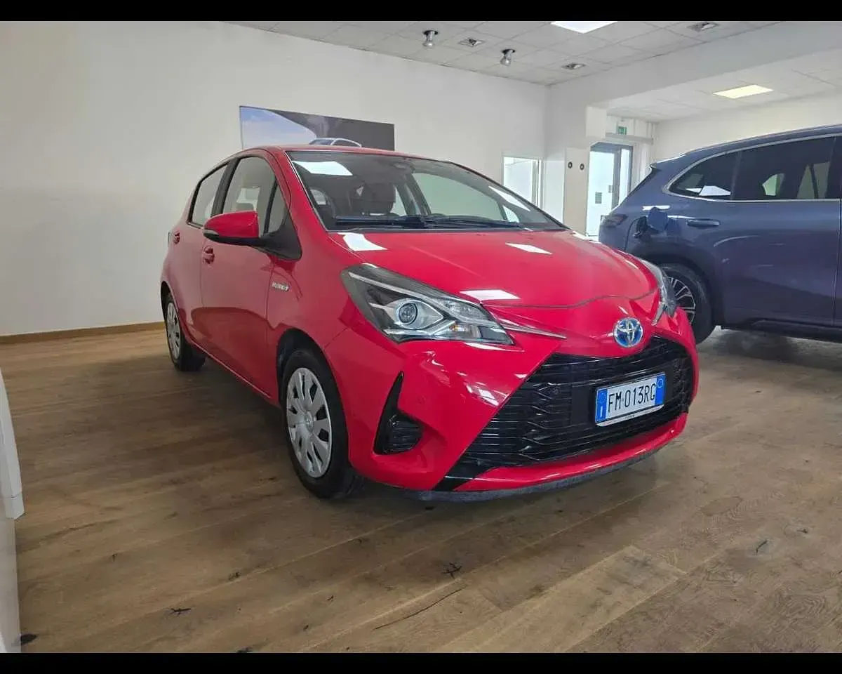 Usata Toyota Yaris Hybrid Active 73 CV (53 kW) 2018 Rosso Berlina