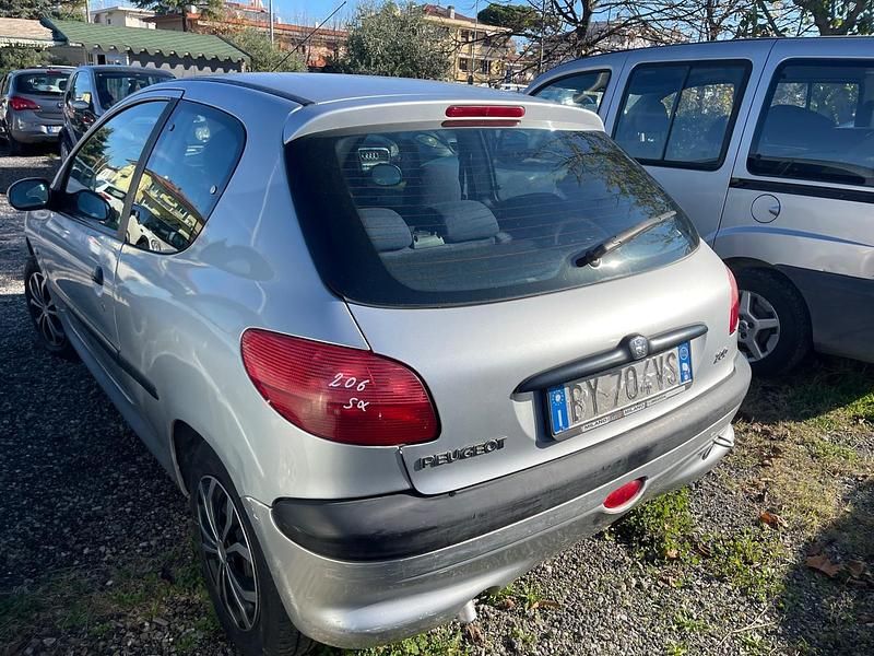 Usata Peugeot 206 74 CV (54 kW) 2003 Argento Berlina