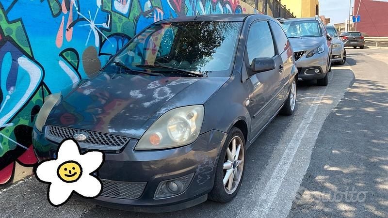 Usata Ford Fiesta 90 CV (66 kW) 2007 Grigio Utilitaria
