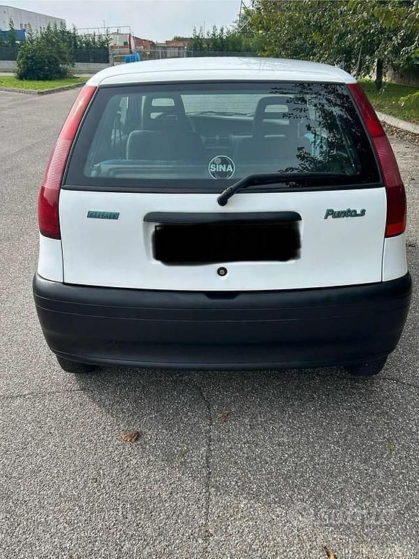 Usata Fiat Punto 80 CV (58 kW) 1999 Bianco Utilitaria