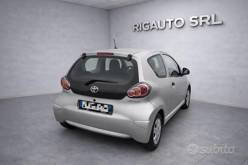 Usata Toyota Aygo Sol 68 CV (50 kW) 2010 Grigio Utilitaria