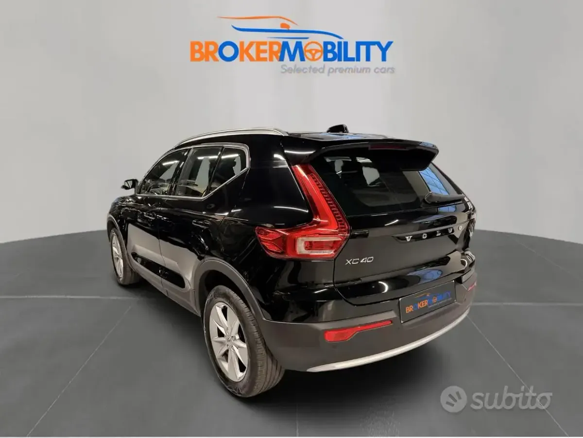 Usata Volvo XC40 Core 129 CV (94 kW) 2023 Onyx black SUV