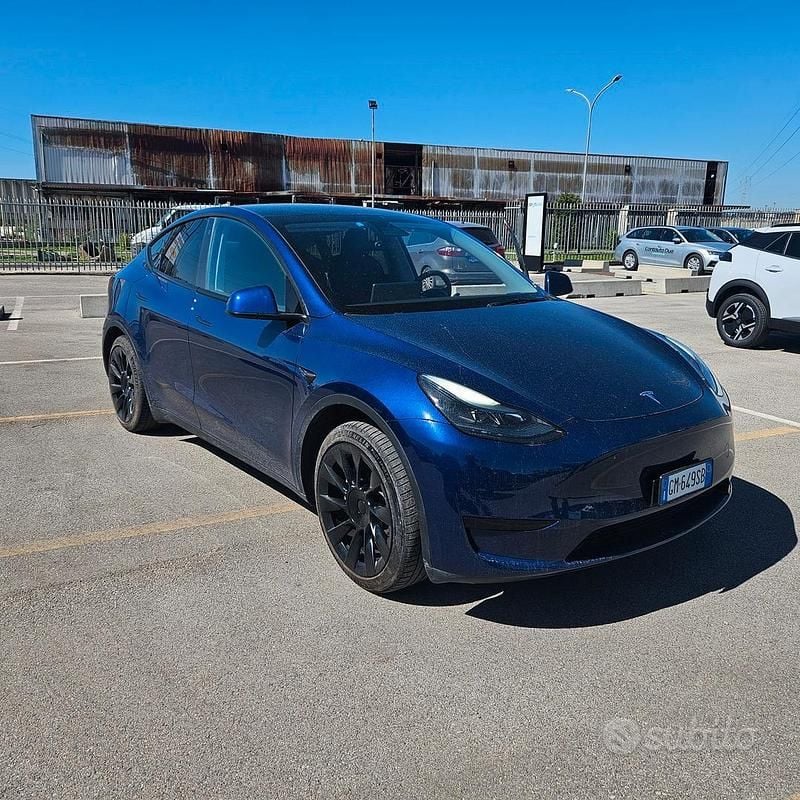 Blu Usata 2023 Tesla Model Y RWD SUV | 30.000 € (Buon prezzo) - Immagine 1/4