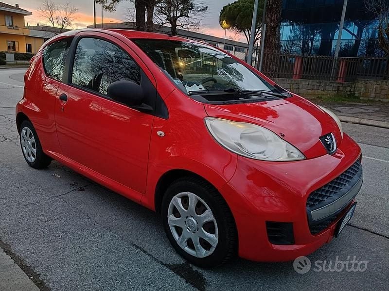 Usata Peugeot 107 68 CV (50 kW) 2011 Rosso Utilitaria