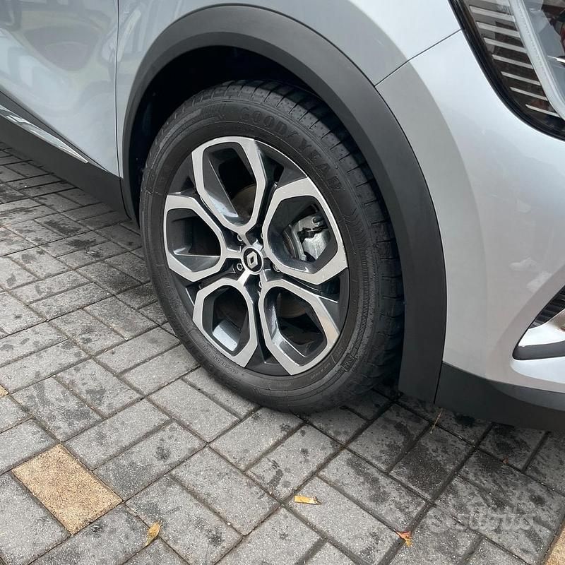 Usata Renault Captur 145 CV (106 kW) 2023 Grigio SUV