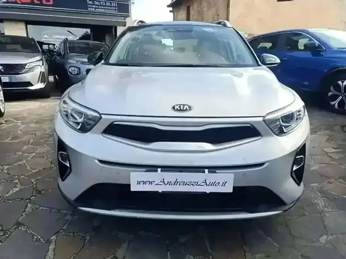 Usata Kia Stonic Style 82 CV (60 kW) 2021 Argento SUV