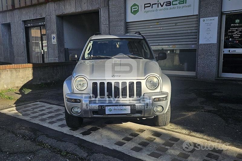 Usata Jeep Cherokee Sport 149 CV (109 kW) 2004 Grigio SUV