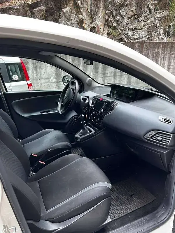 Usata Lancia Ypsilon Silver 69 CV (50 kW) 2016 Bianco Utilitaria