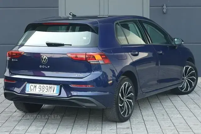 Usata VW Golf VIII Life 110 CV (80 kW) 2023 Blu Berlina