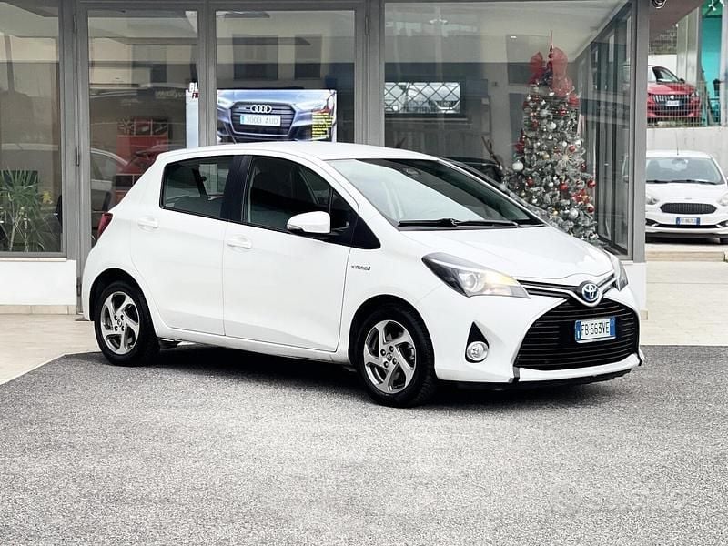 Usata Toyota Yaris Hybrid 75 CV (55 kW) 2015 Bianco Berlina