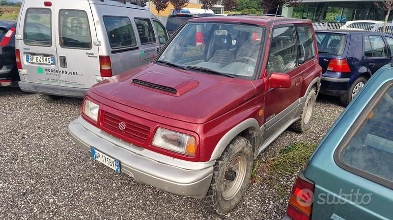 Rosso metallizzato Usata 2001 Suzuki Vitara SUV | 5900 € (Buon prezzo) - Immagine 1/4