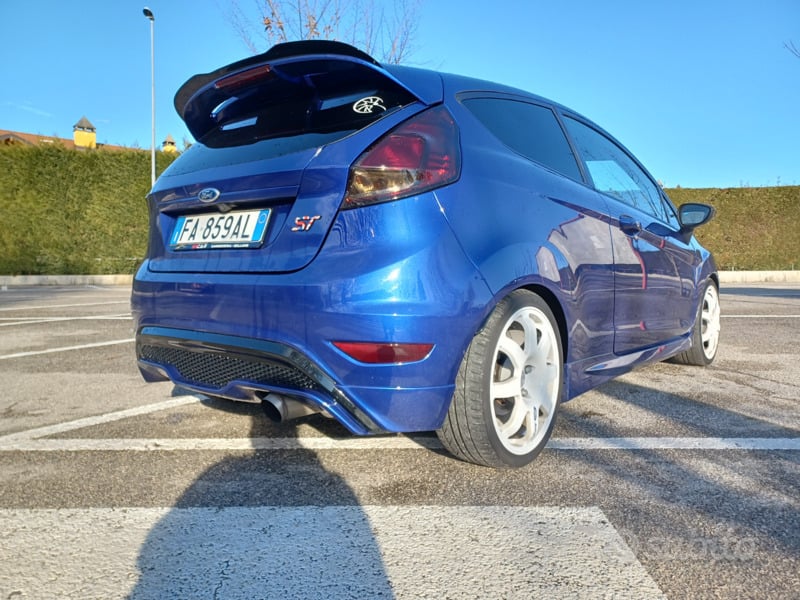Usato 2015 Ford Fiesta 1.6 Benzin 182 CV (17.000 €)