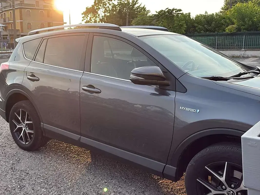 Usata Toyota RAV4 Hybrid Style 155 CV (114 kW) 2016 SUV