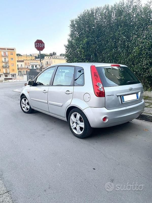 Usata Ford Fiesta 68 CV (50 kW) 2005 Grigio Berlina