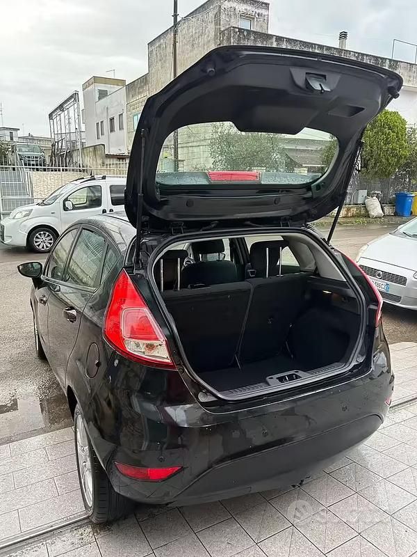 Usata Ford Fiesta 75 CV (55 kW) 2013 Nero Utilitaria