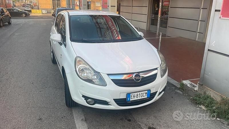 Bianco Usata 2011 Opel Corsa Due volumi | 3000 € (Buon prezzo) - Immagine 1/4