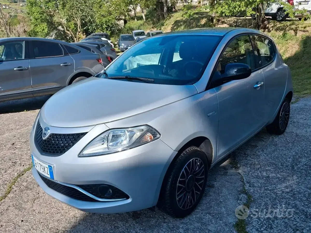 Usata Lancia Ypsilon Gold 69 CV (50 kW) 2020 Grigio Utilitaria