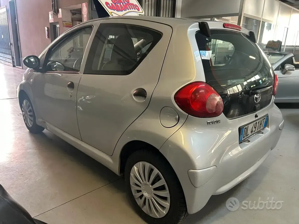 Usata Toyota Aygo Sol 68 CV (50 kW) 2007 Grigio Utilitaria