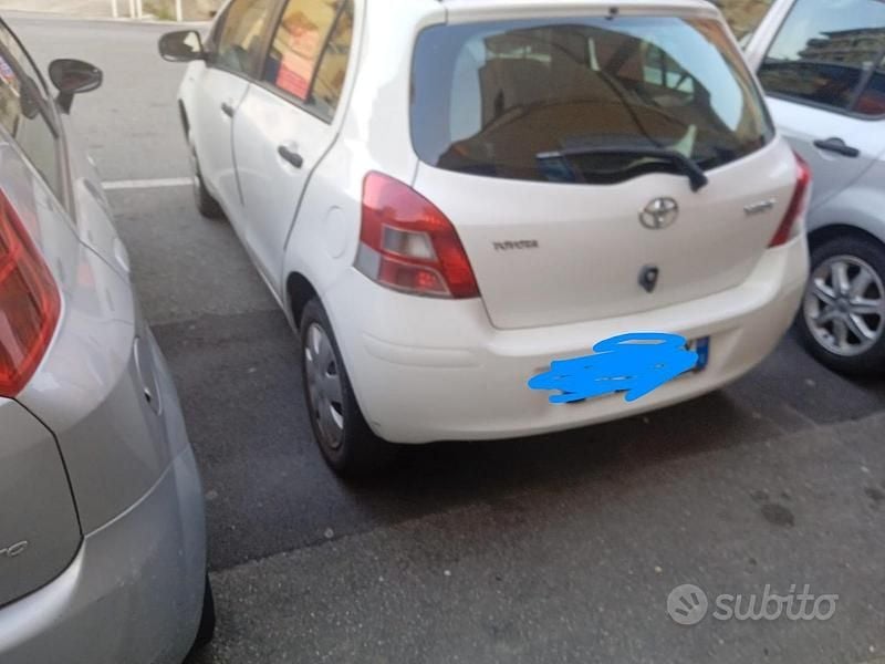 Usata Toyota Yaris 69 CV (50 kW) 2011 Bianco Berlina