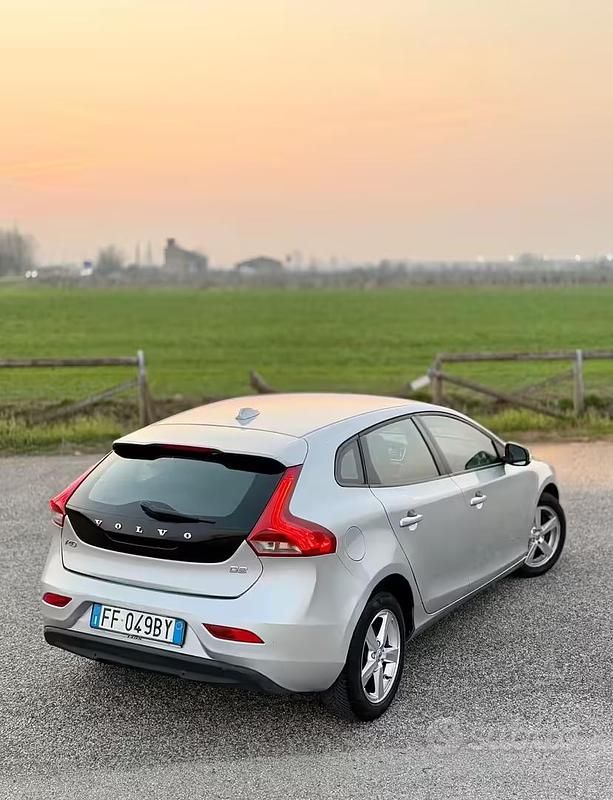 Usata Volvo V40 Kinetic 120 CV (88 kW) 2016 Grigio Berlina