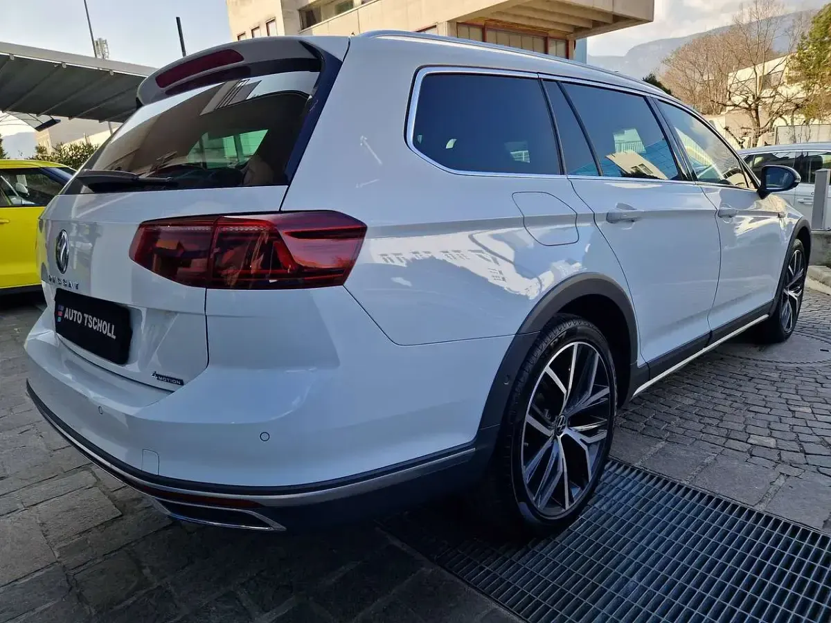 Usata VW Passat Alltrack Pro 200 CV (147 kW) 2023 Gletscherweiß metallic Station wagon