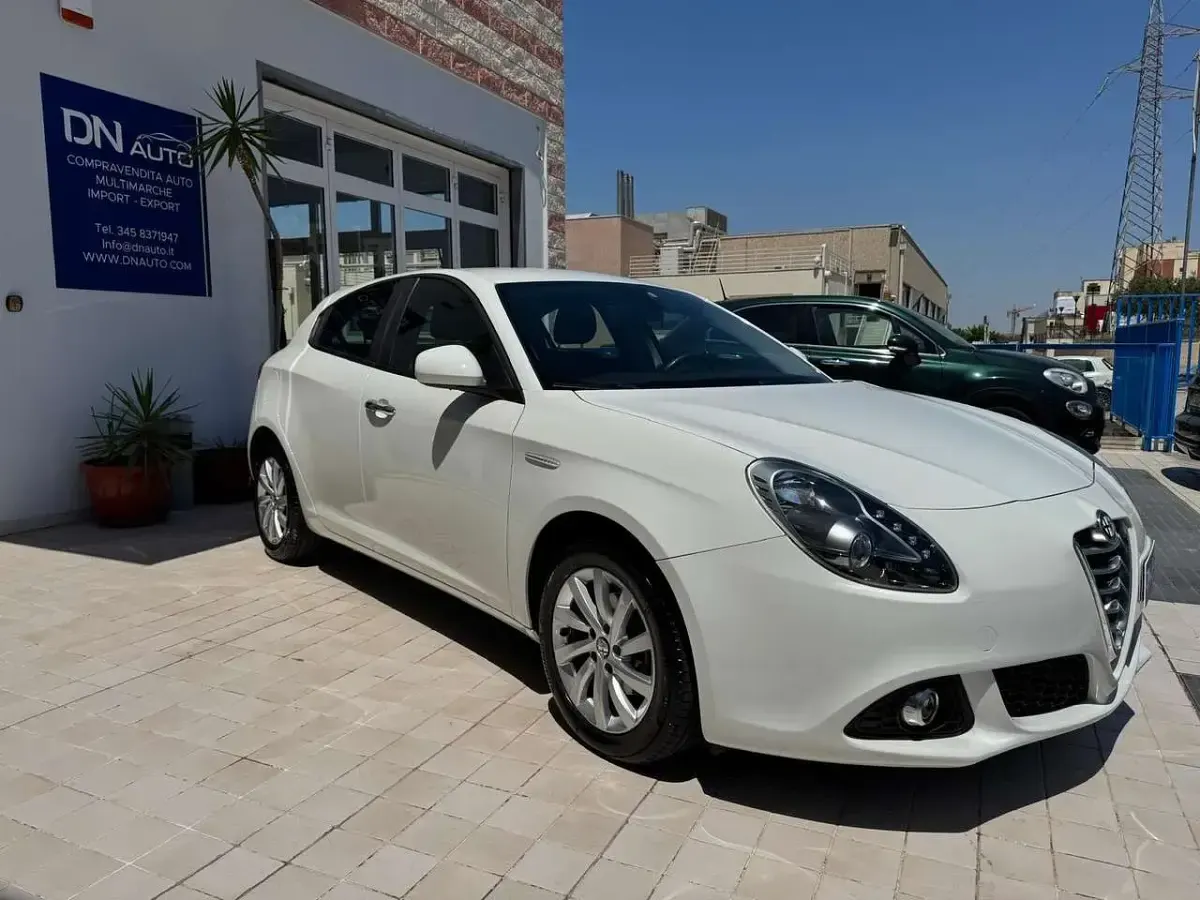 Usata Alfa Romeo Giulietta Distinctive 120 CV (88 kW) 2015 Bianco Utilitaria