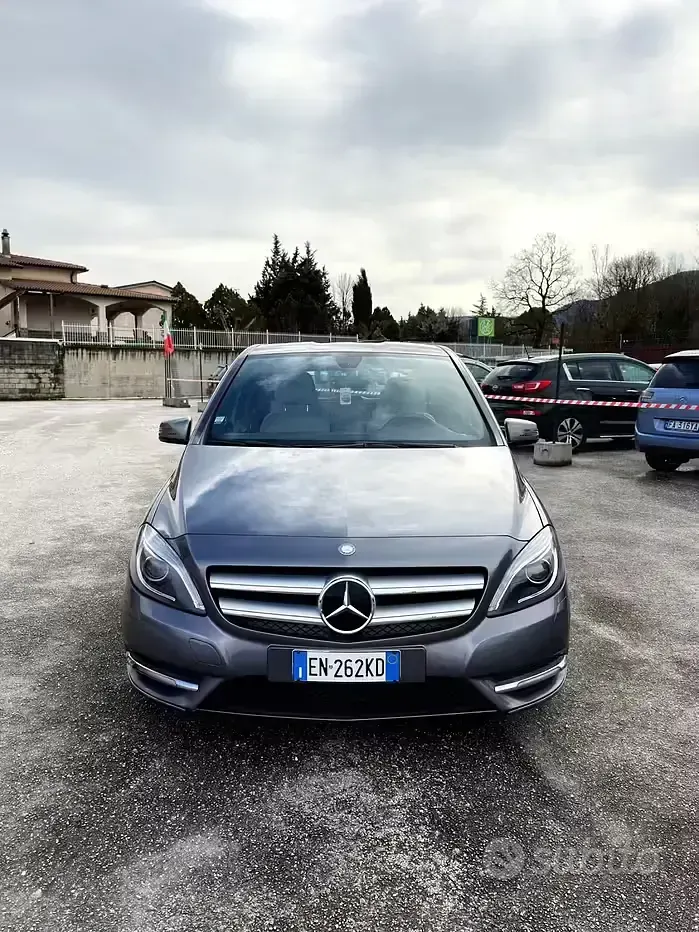 Begagnad Mercedes B200 Premium 136 HK (100 kW) 2012 Grå Minibuss