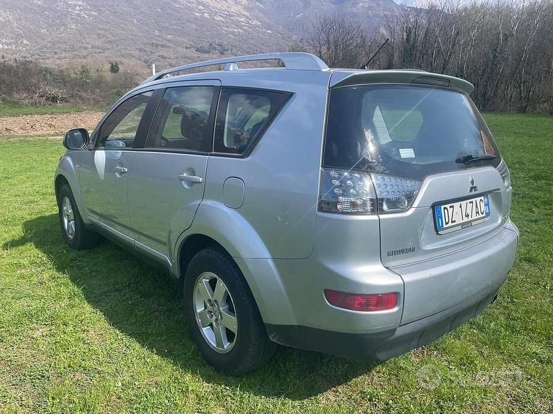 Usata Mitsubishi Outlander Invite 140 CV (102 kW) 2009 Grigio SUV