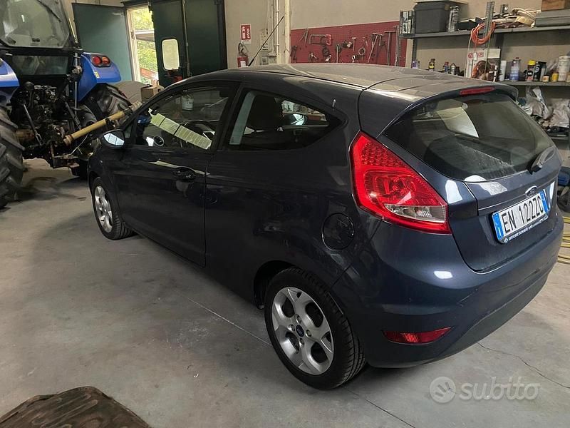 Usata Ford Fiesta 53 CV (38 kW) 2012 Nero Utilitaria